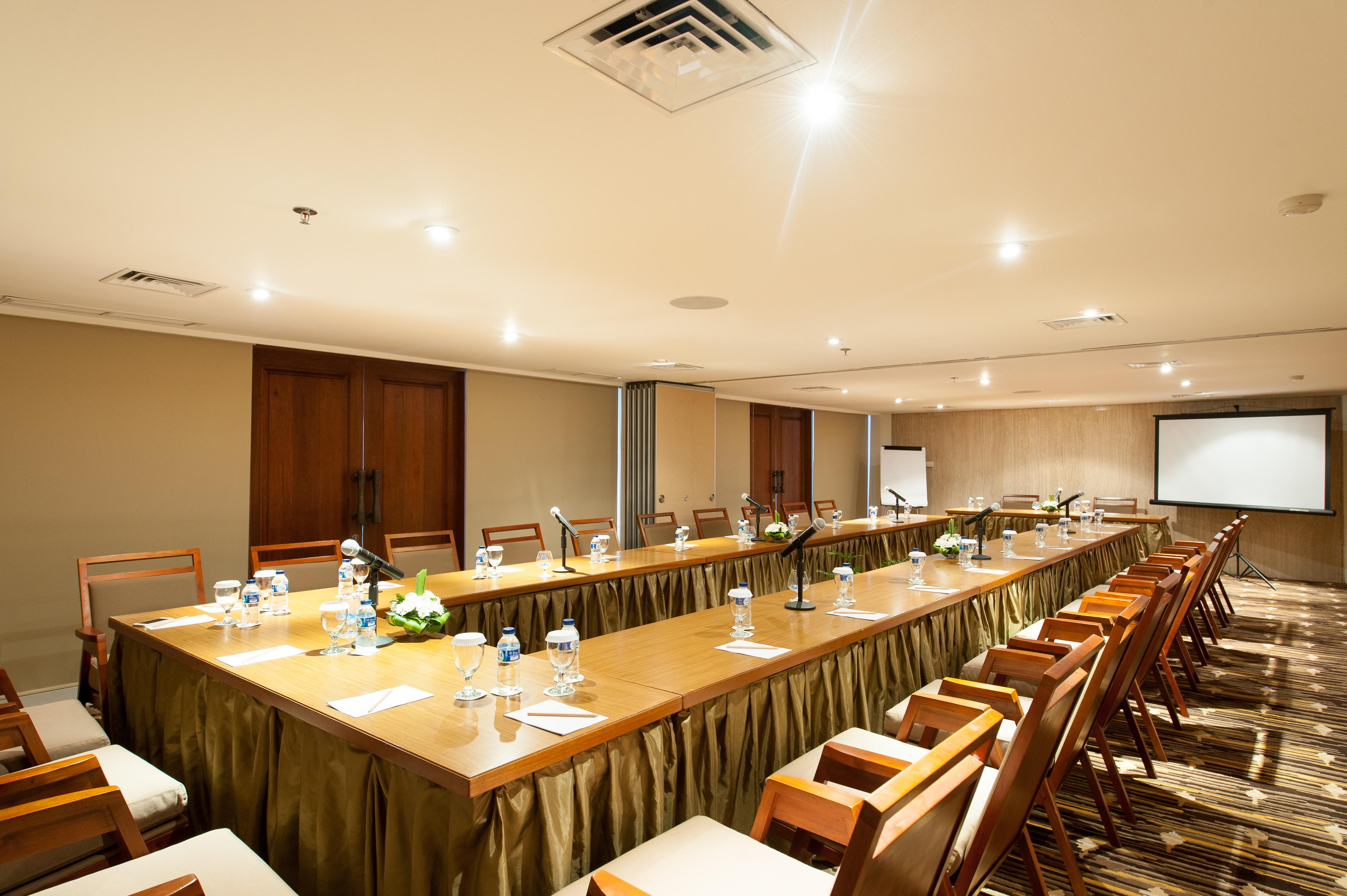 The Magani Hotel And Spa Legian  Exterior photo Meeting room